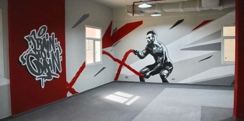 Graffiti a umělecká malba interiéru ve Fit Republic. Kuvajt