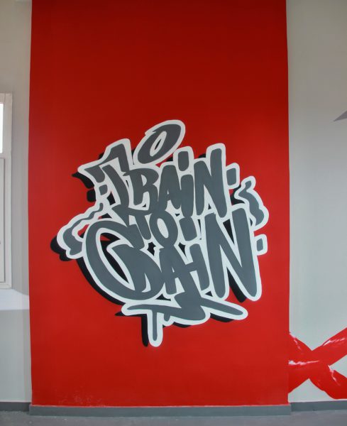 Graffiti nápis ve Fit Republic. Kuvajt